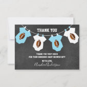 黒板のフットボールのテーマはベビーシャワー感謝していしています サンキューカード (正面)