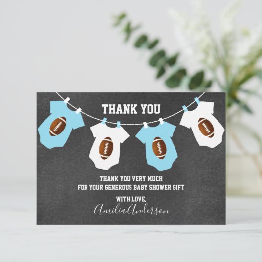 黒板のフットボールのテーマはベビーシャワー感謝していしています サンキューカード (スタンド正面)