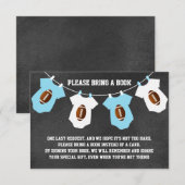 黒板のフットボールは本のベビーシャワーを持って来ます エンクロージャーカード (正面/裏面)