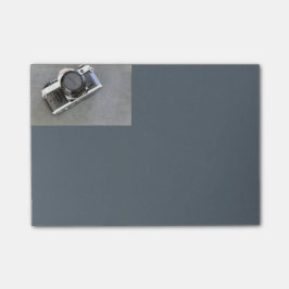 黒板のポスト・イットのヴィンテージのカメラ ポストイット