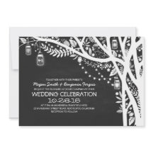 黒板のメーソンジャーの木のひもは結婚式をつけます