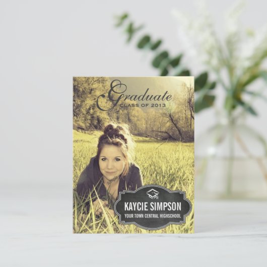 黒板のラベルを持つ完全な写真の卒業生のパーティー 招待状 (スタンド正面)