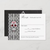 黒板のレースの赤く及び黒い砂糖のスカルRSVPカード 出欠カード (正面/裏面)