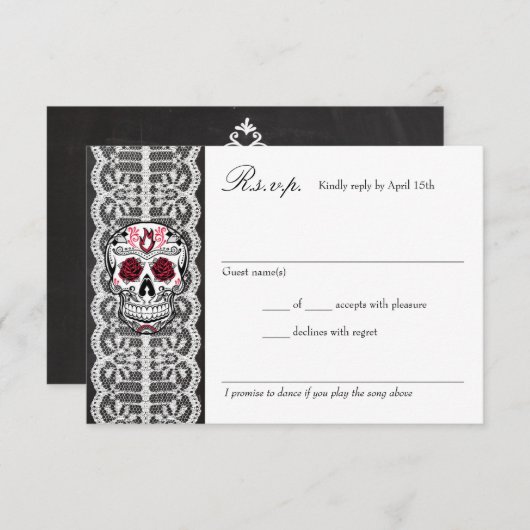 黒板のレースの赤く及び黒い砂糖のスカルRSVPカード 出欠カード (正面/裏面)