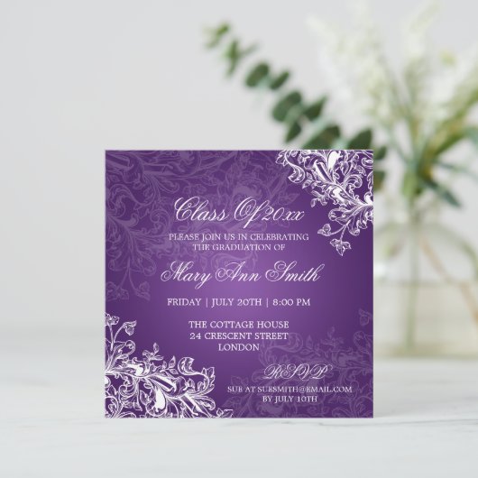 黒板のヴィンテージが卒業パーティーを渦巻く紫 招待状 (スタンド正面)