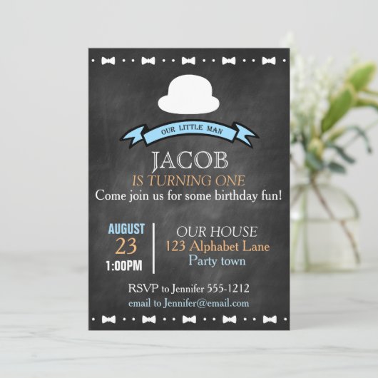 黒板の一見の男の子の最初誕生日の招待 招待状 (スタンド正面)