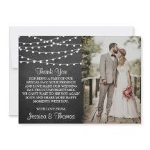 黒板の上に糸が結婚灯る