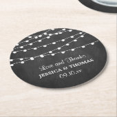 黒板の上に糸が結婚灯る ラウンドペーパーコースター (アングル)