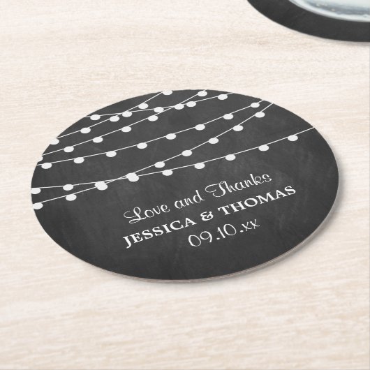 黒板の上に糸が結婚灯る ラウンドペーパーコースター (アングル)