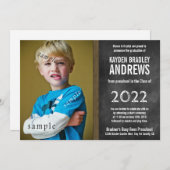 黒板の前で幼稚園の卒業証書と写真 招待状 (正面/裏面)