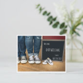 黒板の印との写真の妊娠の発表 案内ポストカード (スタンド正面)