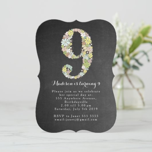 黒板の女の子の花柄の第9誕生会の招待 招待状 (スタンド正面)