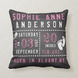 黒板の女の赤ちゃんの誕生の発表 クッション