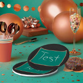 黒板の学校の教室をテスト ペーパープレート