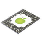 黒板の背景の緑のApple ノートブック (左側)