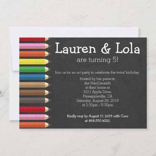黒板のAppleの鉛筆は誕生日の双生児をクレヨンで彩色します 招待状 (裏面)