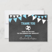 黒板は青いサッカーの男の子のベビーシャワー感謝していしています サンキューカード (正面)