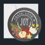 黒板スタンプ vintage フラワー ホリデーカード<br><div class="desc">鮮やかな手描きの花が描かれた温かいホリデーシーズンの花束が、黒板を背景に「平和、愛、喜び」のヴィンテージスタンプを覆っています。少しのDIYで、上の部分に穴を開け、リボンを通せば、あなたのクリスマスカードはオーナメントに早変わり。</div>