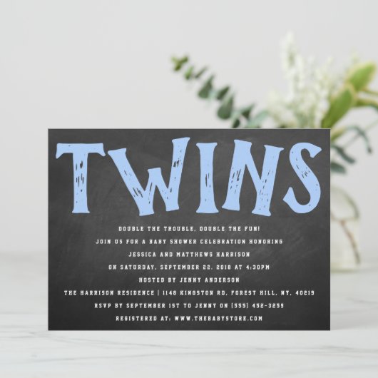 黒板タイポグラフィツインボーイズ赤ちゃんシャワー 招待状 (スタンド正面)
