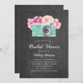 黒板ブライダルシャワー。ピンクの花とカメラ 招待状 (正面/裏面)