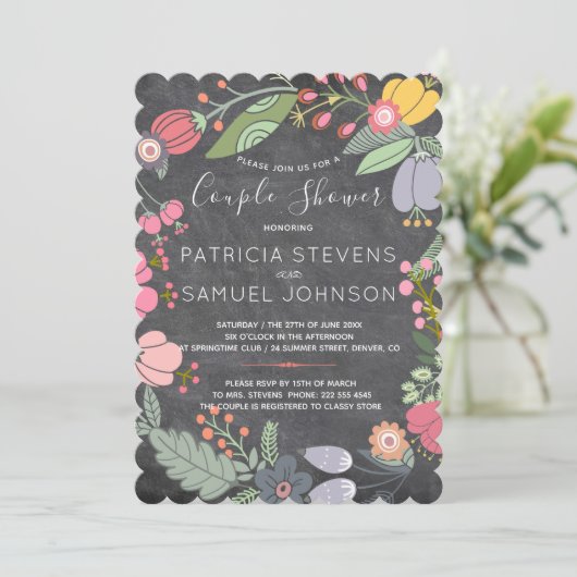黒板ワイルドフラワー牧草地リースカップルのシャワー 招待状 (スタンド正面)
