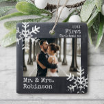黒板初めてのクリスマス氏ミセスカスタム写真 セラミックオーナメント<br><div class="desc">このカスタマイズオーナメントはあなたの写真と結婚一緒にあなたの姓と今年のこのクリスマス記念素晴らし品の年を追加する。</div>