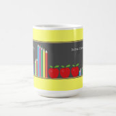 黒板及び着色された鉛筆の先生 コーヒーマグカップ (中央)