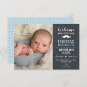 黒板小さな男の口ひげ男の子の写真誕生 案内状 (正面/裏面)