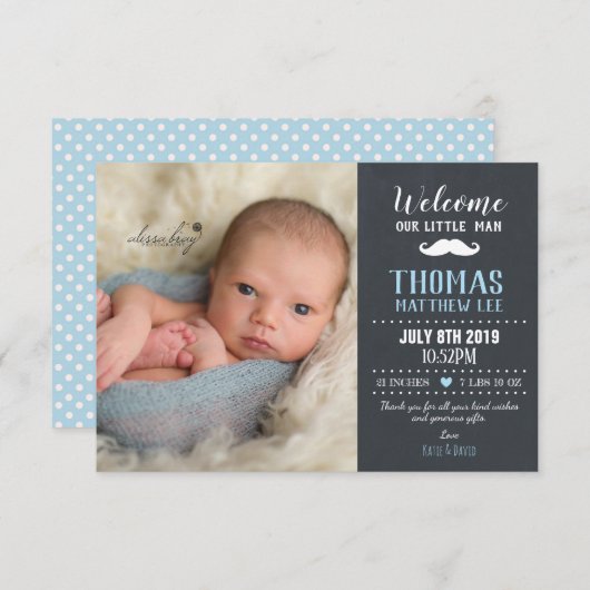 黒板小さな男の口ひげ男の子の写真誕生 案内状 (正面/裏面)