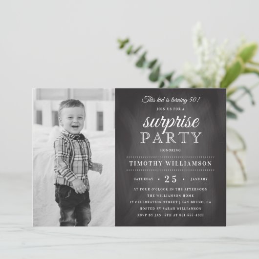 黒板|の古く及び新しい写真の驚きの誕生日 招待状 (スタンド正面)