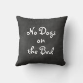 黒板「ベッドに犬はいらない」枕 クッション (裏面)