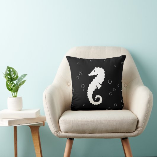 黒枕に白いシーホース クッション (椅子)
