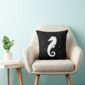黒枕に白いシーホース クッション (椅子)