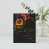 黒焦げオレンジ色のモノグラム結婚式の日付を保存 ポストカード (スタンド正面)