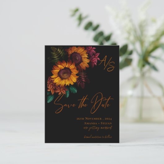 黒焦げオレンジ色のモノグラム結婚式の日付を保存 ポストカード (スタンド正面)