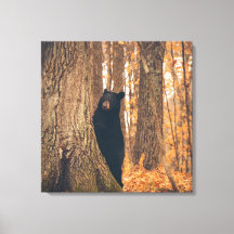 黒熊が木のそばに立つ