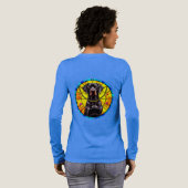 黒犬が登場するステンドグラスのアートワーク トライブレンドＴシャツ (背面全体)