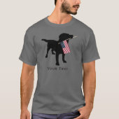黒犬が米国国旗を掲げ、7月4日 Tシャツ (正面)