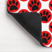 黒犬が赤い水玉模様 マウスパッド (コーナー)