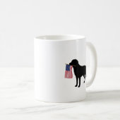黒犬が7月4日愛国米国旗を掲げる コーヒーマグカップ (正面右)