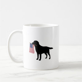 黒犬が7月4日愛国米国旗を掲げる コーヒーマグカップ