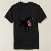 黒犬が7月4日愛国米国旗を掲げる Tシャツ (デザイン正面)