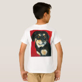 黒犬とタン犬の恋人Tシャツ – 赤と緑のアート Tシャツ (裏面フル)