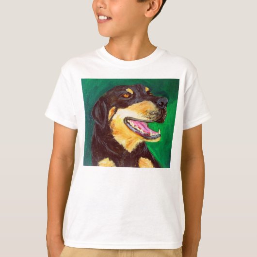 黒犬とタン犬の恋人Tシャツ – 赤と緑のアート Tシャツ (正面)
