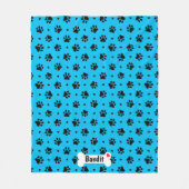 黒犬と青の犬の手のプリントとハートパターン フリースブランケット (正面)