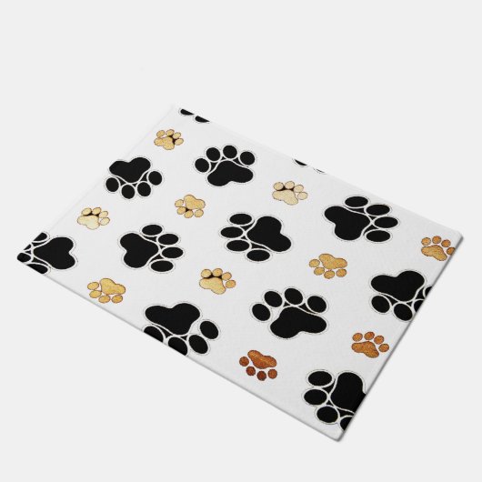 黒犬と黒犬の犬の足跡が白い ドアマット (アングル)