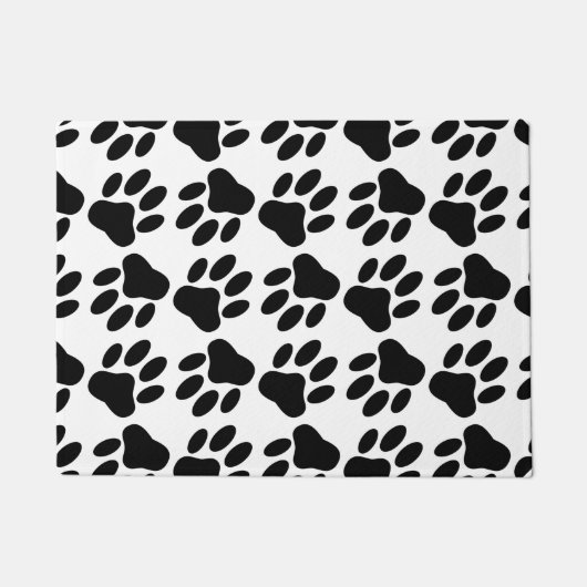 黒犬の前足が一面にプリントされる ドアマット (正面)