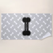 黒犬の骨と骨と名前をカスタムする ビーチタオル (正面)