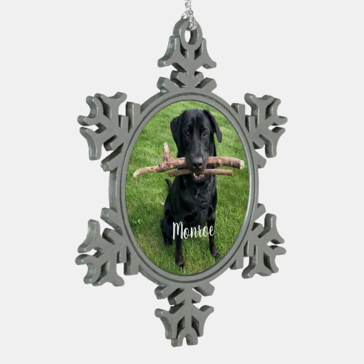 黒犬パーソナライズされたの写真と犬の名前 スノーフレークピューターオーナメント (左)