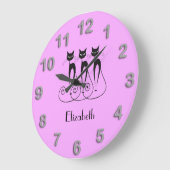 黒猫かわいい三つおもしろい連 ラージ壁時計 (傾斜)